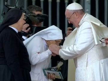 El Papa no retira la mano y acepta besos en la audiencia general en el Vaticano