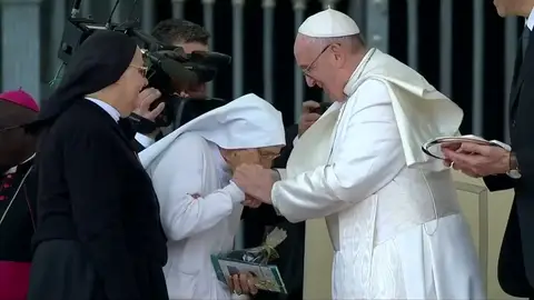 El Papa no retira la mano y acepta besos en la audiencia general en el Vaticano El Papa no retira la mano y acepta besos en la audiencia general en el Vaticano