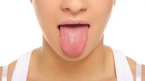 Mujer se saca la lengua Mujer se saca la lengua