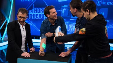 Marron sorprende a Albert Rivera con un esfericón y un visor de venas en 'El Hormiguero 3.0'