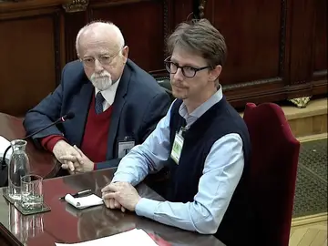 alemán Felix Von Grundbergm (i), supuesto observador internacional del referéndum del 1-O alemán Felix Von Grundbergm (i), supuesto observador internacional del referéndum del 1-O