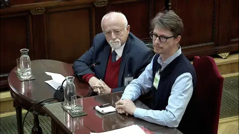 alemán Felix Von Grundbergm (i), supuesto observador internacional del referéndum del 1-O alemán Felix Von Grundbergm (i), supuesto observador internacional del referéndum del 1-O