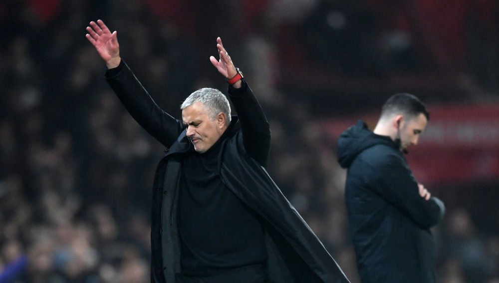 Mourinho se desespera en la banda durante un partido