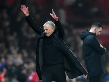 Mourinho se desespera en la banda durante un partido Mourinho se desespera en la banda durante un partido