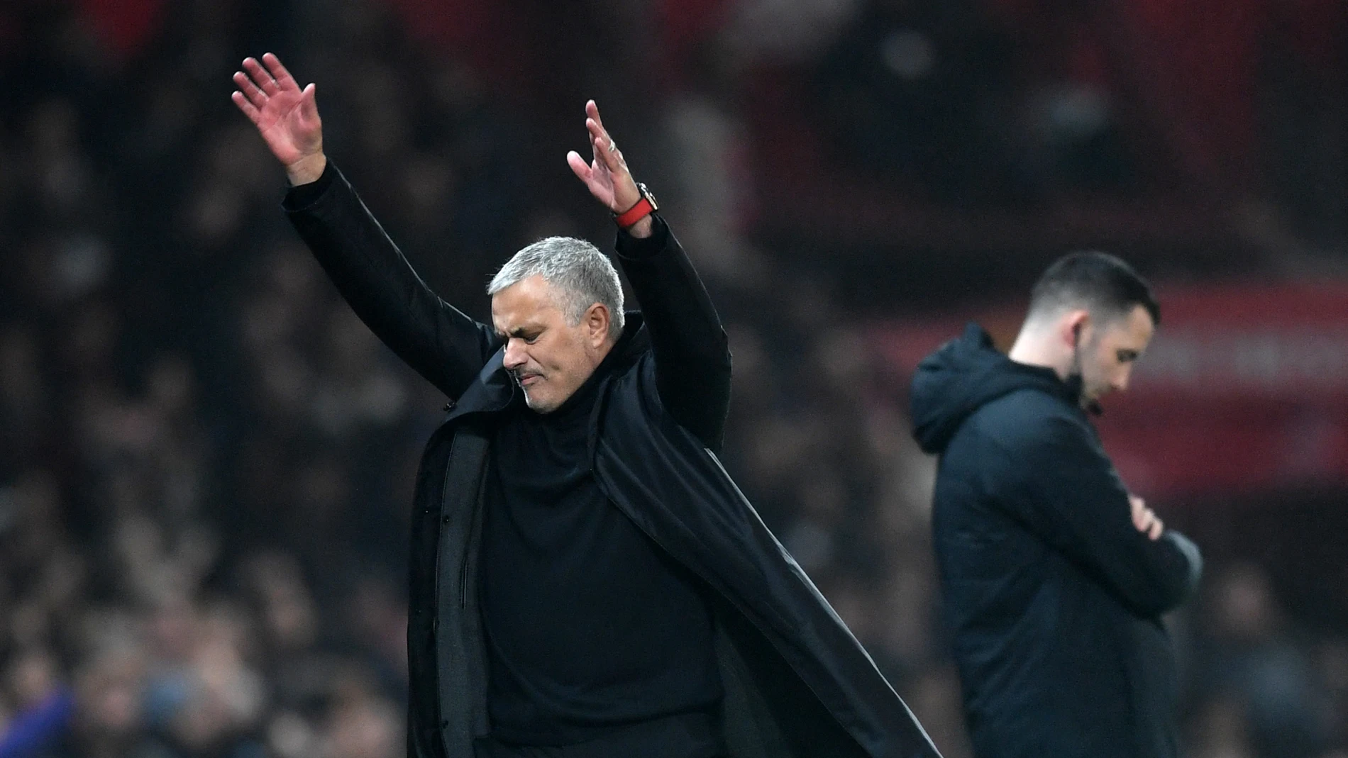 Mourinho se desespera en la banda durante un partido Mourinho se desespera en la banda durante un partido
