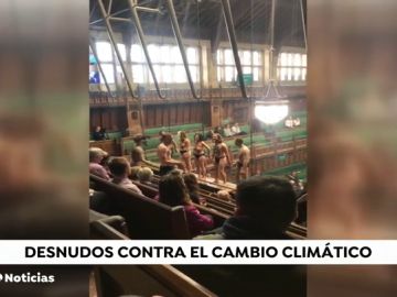 Un grupo de activistas se desnuda en el Parlamento británico para dar visibilidad al cambio climático