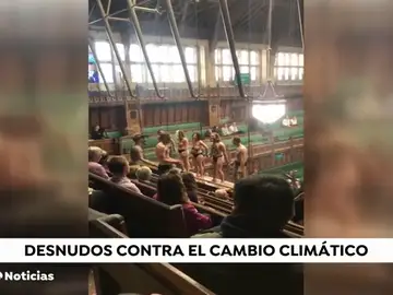 Un grupo de activistas se desnuda en el Parlamento británico para dar visibilidad al cambio climático Un grupo de activistas se desnuda en el Parlamento británico para dar visibilidad al cambio climático