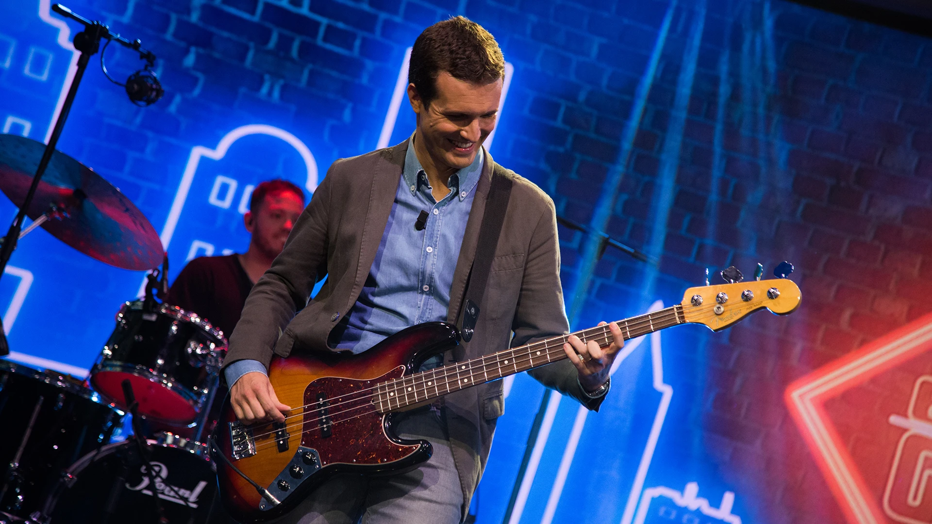 VÍDEO: Pablo Casado sorprende tocando el bajo con una versión de 'Uptown funk' en 'El Hormiguero 3.0' VÍDEO: Pablo Casado sorprende tocando el bajo con una versión de 'Uptown funk' en 'El Hormiguero 3.0'