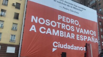 Ciudadanos se burla de Sánchez con su cartel electoral: cambiarán España, no el colchón de Moncloa