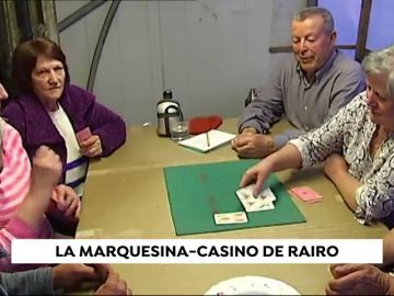 Una marquesina convertida en 'casino', el creativo lugar de encuentro entre los vecinos de Rairo