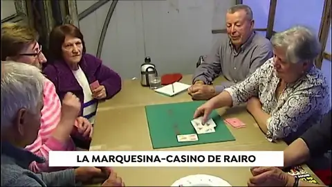 Una marquesina convertida en 'casino', el creativo lugar de encuentro entre los vecinos de Rairo Una marquesina convertida en 'casino', el creativo lugar de encuentro entre los vecinos de Rairo