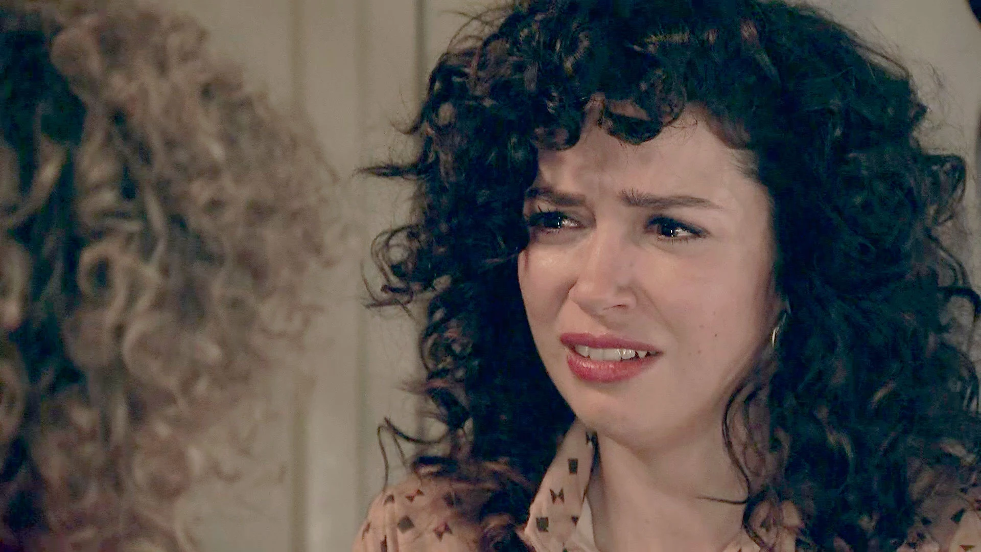 Amelia se derrumba y le cuenta a Silvia la humillación que vivió en la cárcel: "Me sometieron a pruebas para encontrar las anomalias que justificaran mi lesbianismo, hicieron chistes a mi costa mientras me tenían desnuda" MEJORES MOMENTOS CAPÍTULO 1578