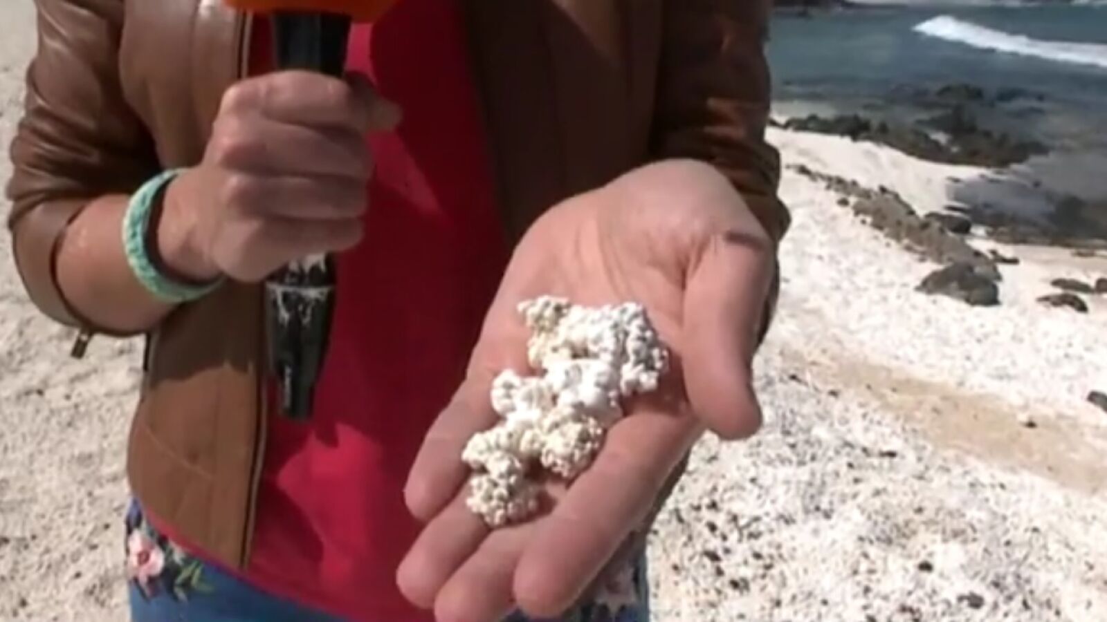 Así afecta a la playa cubierta por 'palomitas de maíz' su popularidad en las redes sociales