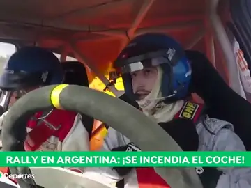 Un coche empieza a arder con los dos pilotos dentro en pleno rally en Argentina Un coche empieza a arder con los dos pilotos dentro en pleno rally en Argentina