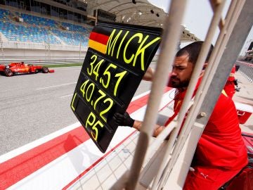 Mick Schumacher, en acción con el Ferrari en Baréin