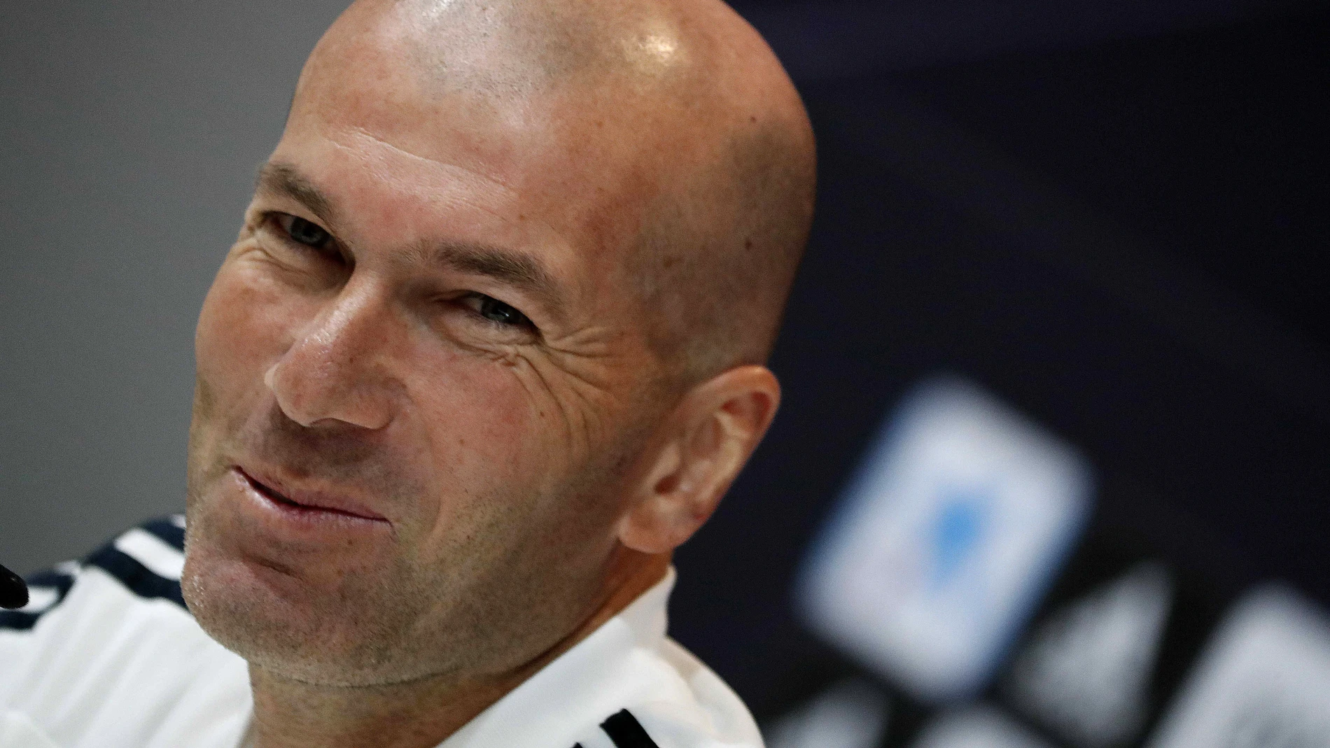 Zidane sonríe en rueda de prensa Zidane sonríe en rueda de prensa
