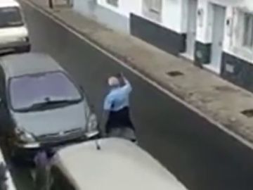 Un hombre destroza con una catana todos los coches que encuentra a su paso