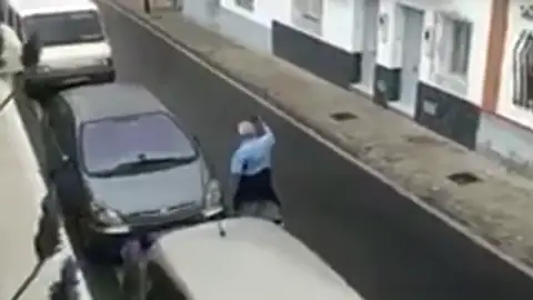 Un hombre destroza con una catana todos los coches que encuentra a su paso Un hombre destroza con una catana todos los coches que encuentra a su paso