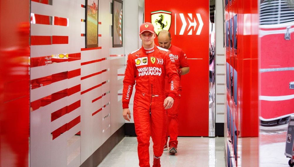 Mick Schumacher, en el box de Ferrari en Baréin