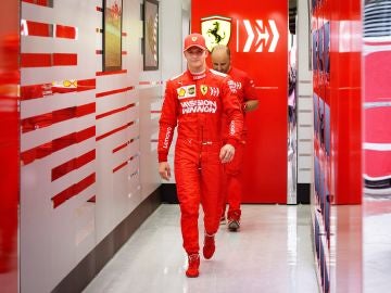 Mick Schumacher, en el box de Ferrari en Baréin