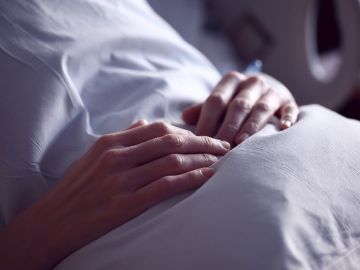 mujer en una cama de hospital