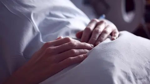 mujer en una cama de hospital mujer en una cama de hospital