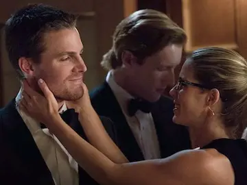 Stephen Amell a Emily Bett Rickards, Felicity y Oliver en 'Arrow' Stephen Amell a Emily Bett Rickards, Felicity y Oliver en 'Arrow'