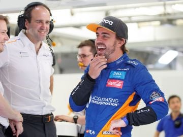 Fernando Alonso, en el box de McLaren en Baréin