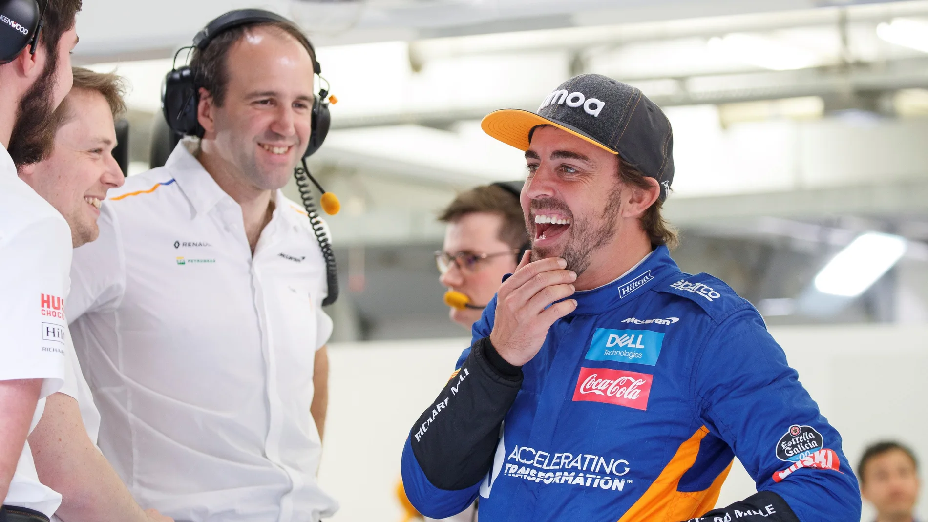 Fernando Alonso, en el box de McLaren en Baréin Fernando Alonso, en el box de McLaren en Baréin