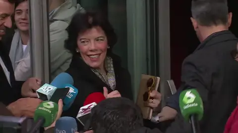 La reacción de Isabel Celaá sobre el lema del PSOE: "¡Es de Titanic, es precioso!" La reacción de Isabel Celaá sobre el lema del PSOE: "¡Es de Titanic, es precioso!"