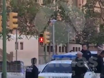 La polic&iacute;a detiene a un hombre armado con dos cuchillos y que amenazaba a los viandantes
