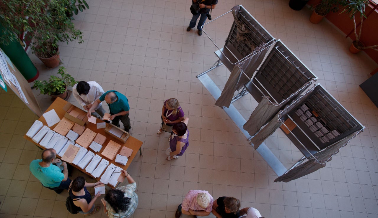 Votantes en un colegio electoral de Madrid el 26-J de 2016. Votantes en un colegio electoral de Madrid el 26-J de 2016.