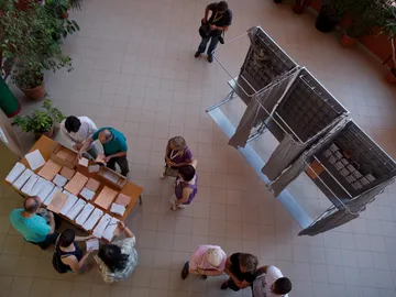 Votantes en un colegio electoral de Madrid el 26-J de 2016. Votantes en un colegio electoral de Madrid el 26-J de 2016.