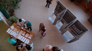 Votantes en un colegio electoral de Madrid el 26-J de 2016.