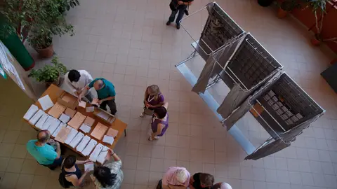Votantes en un colegio electoral de Madrid el 26-J de 2016. Votantes en un colegio electoral de Madrid en las elecciones generales del 26-J de 2016.