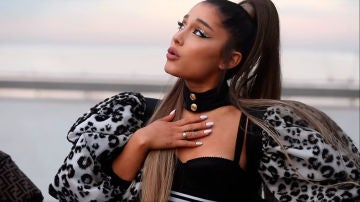 Ariana Grande en el vídeo de 'Monopoly'