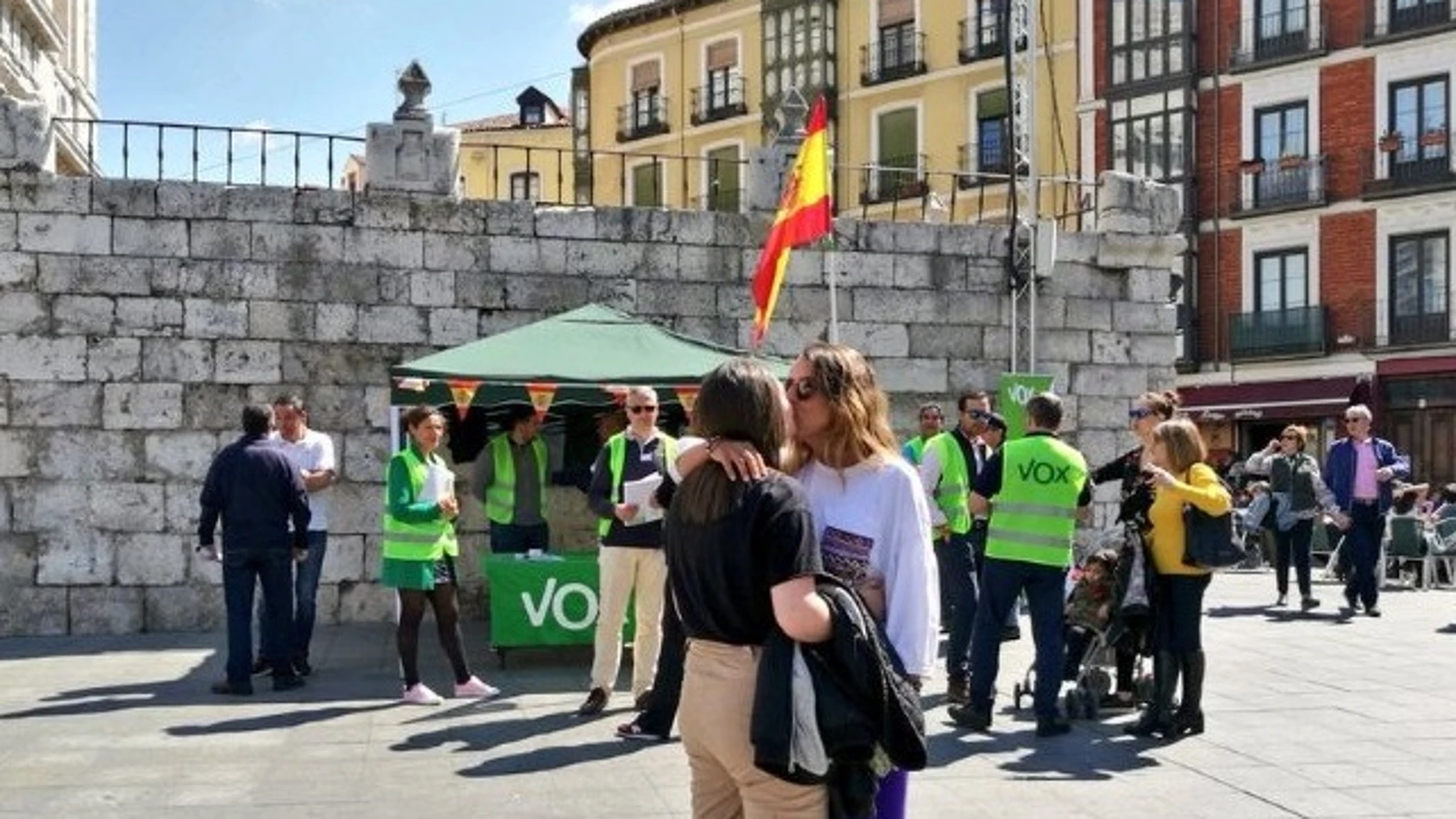 La pareja besándose frente al puesto de Vox La pareja besándose frente al puesto de Vox