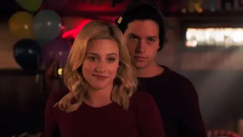 Lili Reinhart y Cole Sprouse en 'Riverdale' Lili Reinhart y Cole Sprouse en 'Riverdale'
