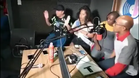 Atracan una radio brasileña mientras estaban transmitiendo un programa en directo Atracan una radio brasileña mientras estaban transmitiendo un programa en directo