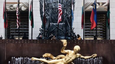 Un trono de hierro gigante sorprende a los viandantes de Nueva York por el estreno de 'Juego de Tronos'
