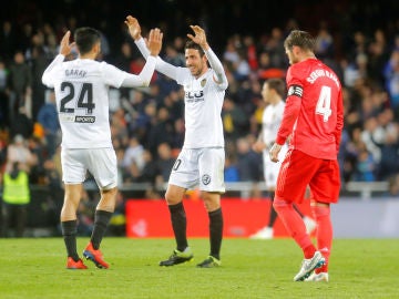Garay y Parejo celebran un gol ante Ramos