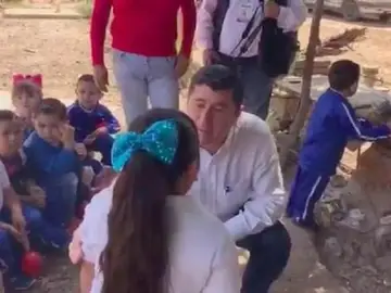 El alcalde con la niña El alcalde con la niña