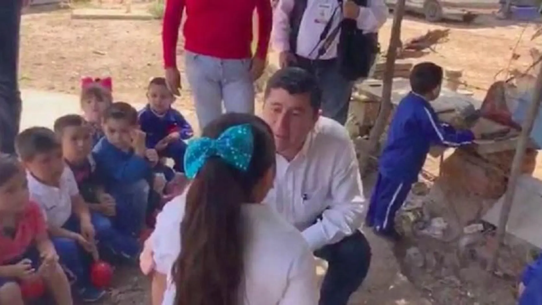 El alcalde con la niña El alcalde con la niña