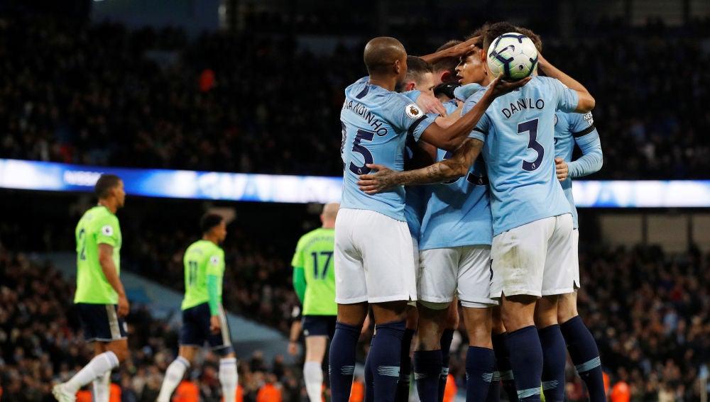 Los jugadores del City celebran un gol ante el Cardiff
