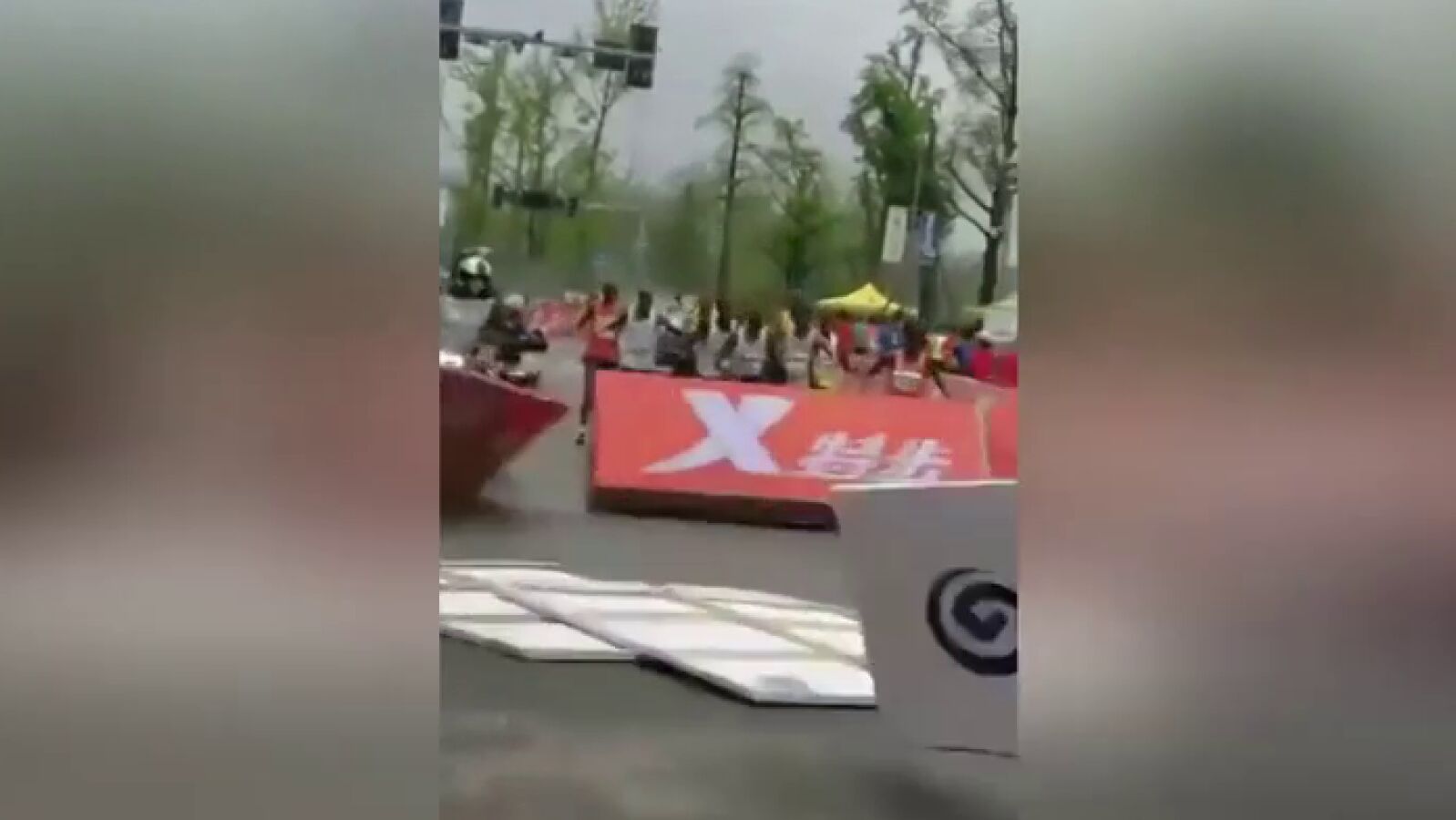 Un helicóptero la lía en plena maratón: un corredor termina lesionado