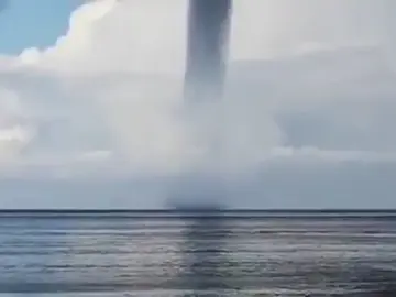La espectacular manga marina que ha dejado con la boca abierta a los vecinos de Mogán, Gran Canaria La espectacular manga marina que ha dejado con la boca abierta a los vecinos de Mogán, Gran Canaria