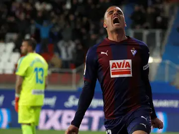 Pedro León celebra su gol ante el Rayo Pedro León celebra su gol ante el Rayo