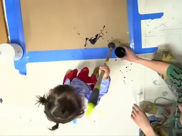 Lola June, la niña de dos años que vende cuadros por miles de euros Lola June, la niña de dos años que vende cuadros por miles de euros