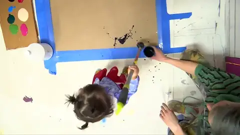 Lola June, la niña de dos años que vende cuadros por miles de euros Lola June, la niña de dos años que vende cuadros por miles de euros