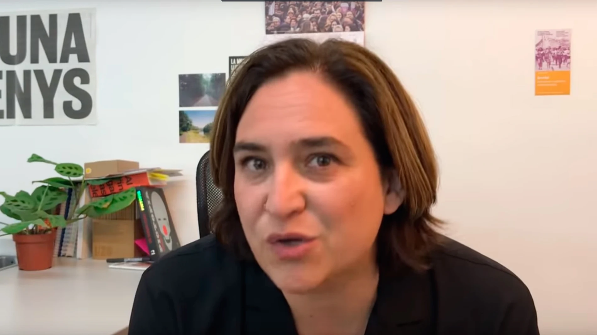 Ada Colau en uno de sus vídeos en youtube Ada Colau en uno de sus vídeos en youtube